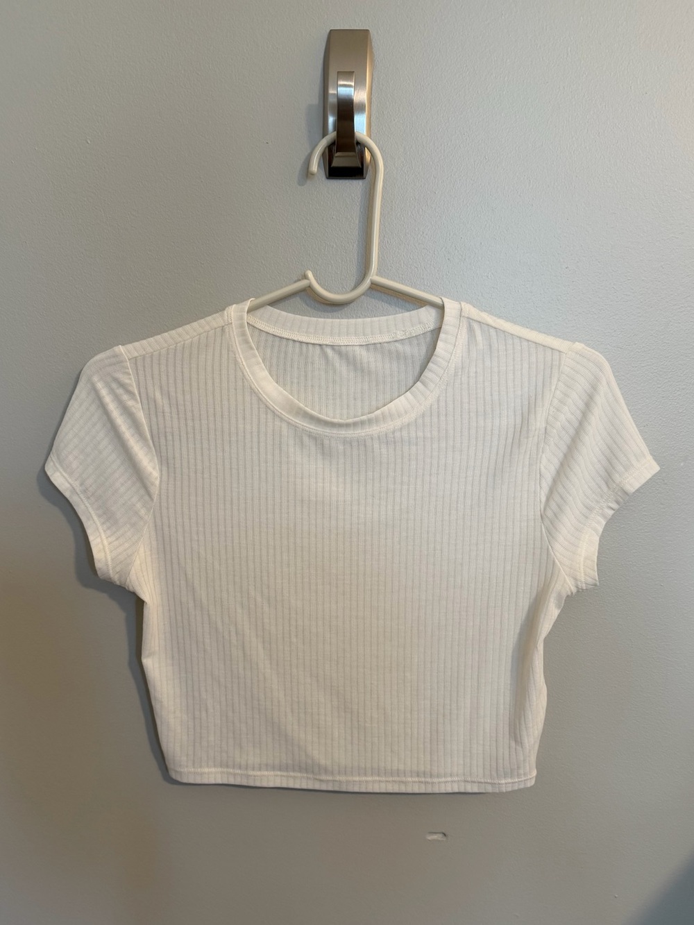 ALO Yoga Ribbed Sea Coast Cropped Short Sleeve Tee - White - Picture 2 of 6